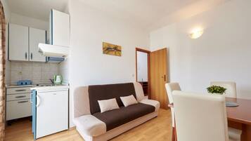 Appartement (A3) | Privékeuken | Een koelkast, een espressoapparaat, kookgerei, borden en bestek