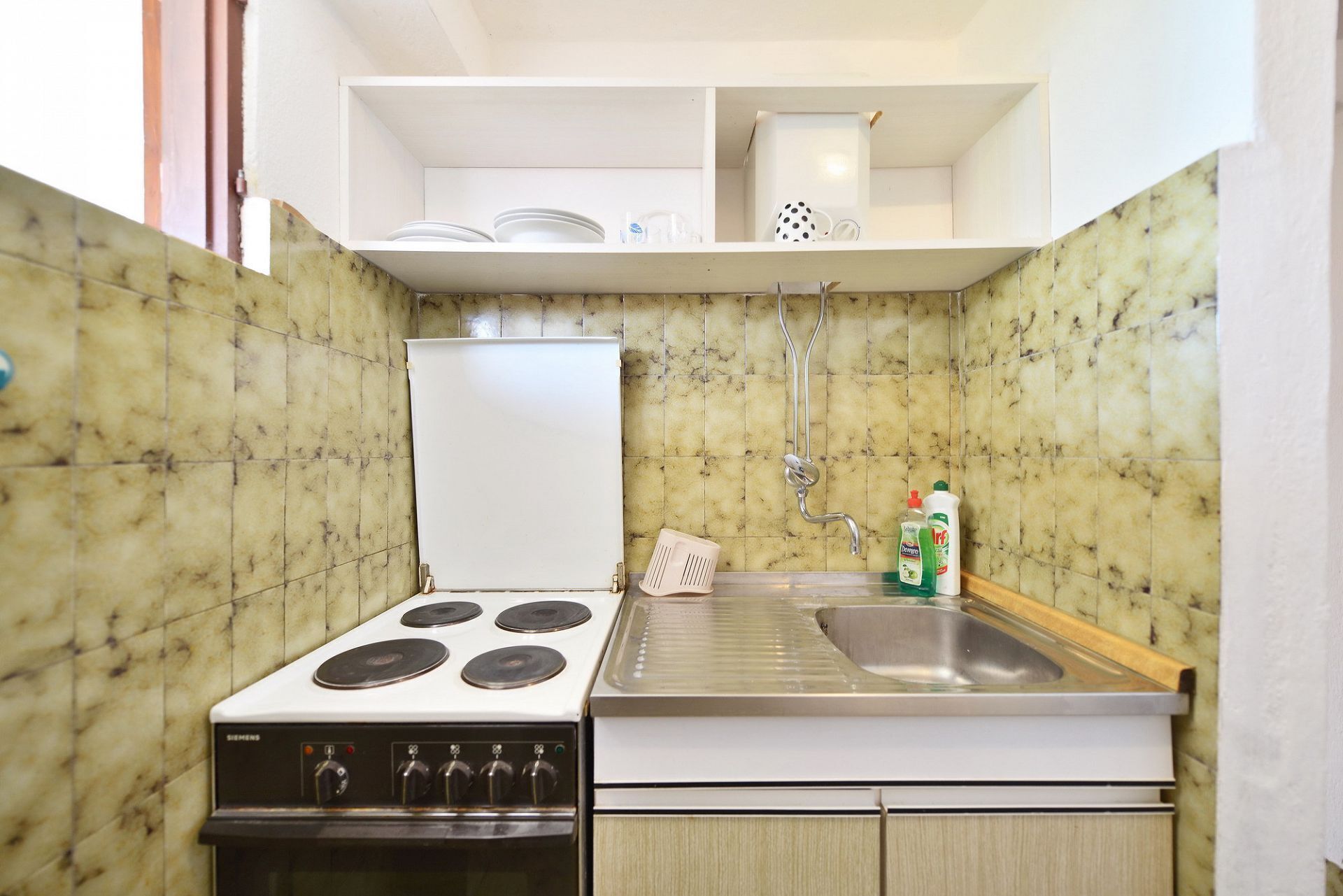 Studio (A1) | Private kitchen | Fridge, stovetop, electric kettle, cookware/dishes/utensils
