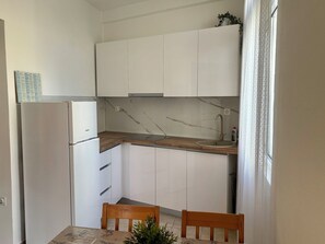 Apartment (A1) | Private kitchen - Apartments Sini (Makarska)
