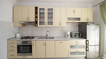Apartment (A2) | Private kitchen | Fridge, stovetop, electric kettle, cookware/dishes/utensils