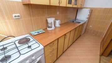 Apartment (A4) | Eigene Küche | Kühlschrank, Herdplatte, Kochgeschirr/Geschirr/Besteck
