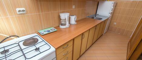 Appartement (A4) | Cuisine privée | Réfrigérateur, surface de cuisson, vaisselle et ustensiles