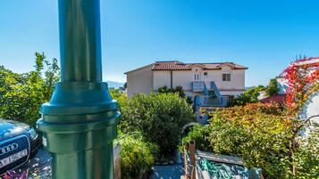 Khuôn viên nơi lưu trú