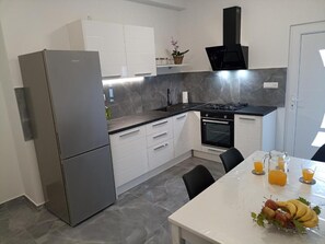 Apartment (A2) | Private kitchen - Apartment Simi (Supetar)