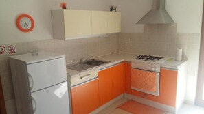 Apartamento (A1) | Cocina privada | Frigorífico, horno, placa de cocina y utensilios de cocina
