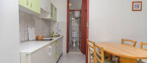 Appartement (A1) | Cuisine privée | Réfrigérateur, surface de cuisson, cafétiÚre à espresso