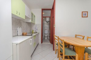 Appartement (A1) | Cuisine privée | Réfrigérateur, plaque de cuisson, machine à expresso