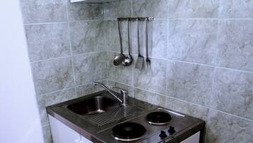 Apartment (A1) | Private kitchen | Fridge, stovetop, espresso maker, cookware/dishes/utensils