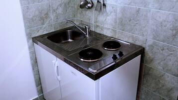 Lejlighed (A1) | Privat køkken | Køleskab, kogeplade, espressomaskine, køkkentøj/tallerkener/redskaber