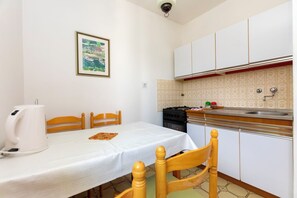Apartment (A1) | Private kitchen | Fridge, oven, stovetop, espresso maker - Apartment Mirja (Omis)