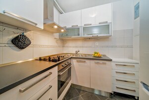 Apartment (A1) | Private kitchen | Fridge, stovetop, electric kettle, cookware/dishes/utensils