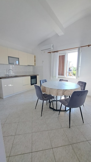 Apartment (A1) | Eigene Küche | Kühlschrank, Mikrowelle, Ofen, Herdplatte