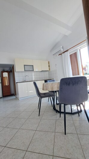 apartman (A1) | Privát konyha | Hűtőszekrény, mikrohullámú sütő, sütő és főzőlap