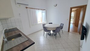 apartman (A1) | Privát konyha | Hűtőszekrény, sütő, főzőlap és kávéfőző