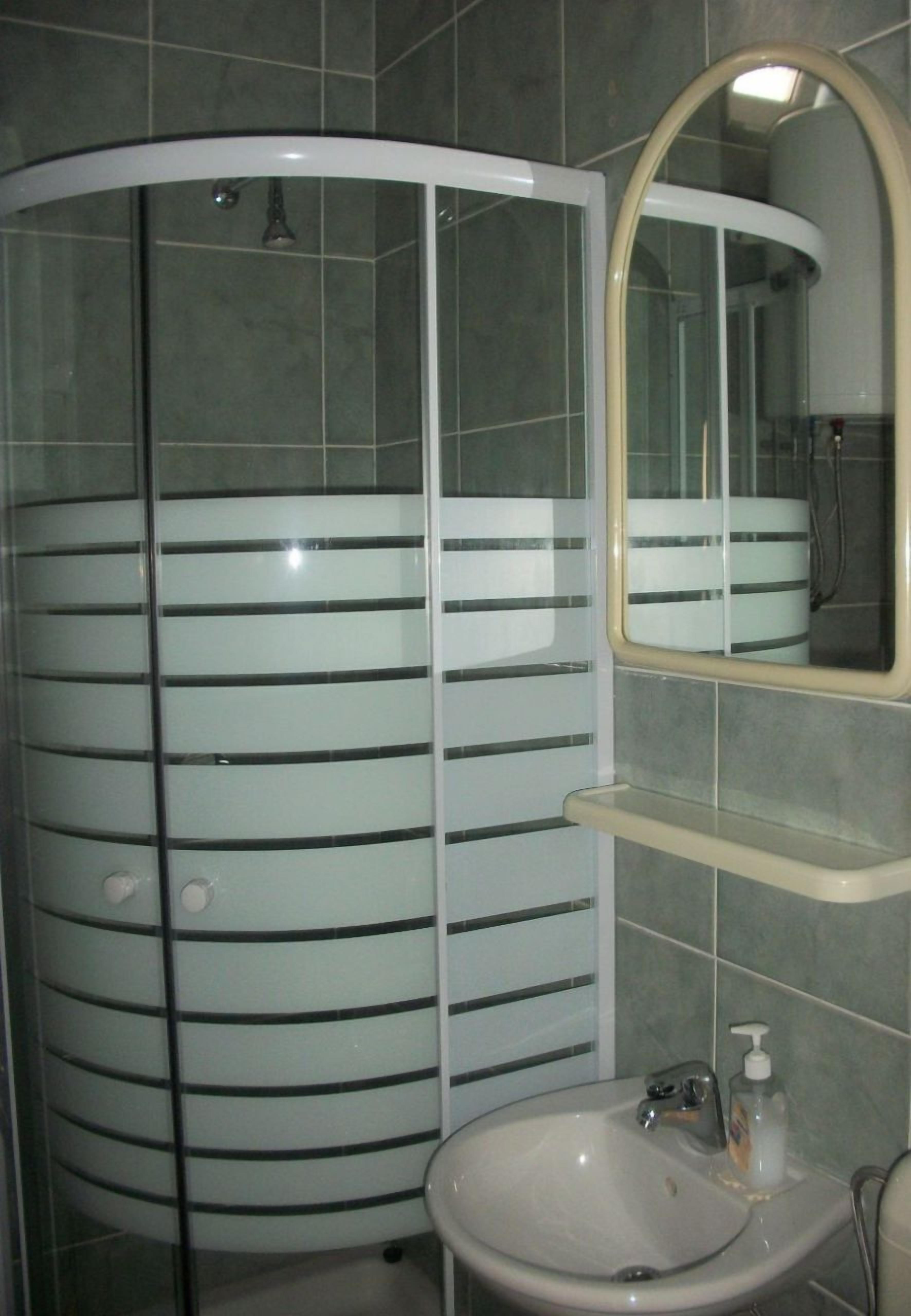 Apartment (A2) | Bathroom | Shower, towels
