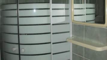 Apartment (A2) | Bathroom | Shower, towels