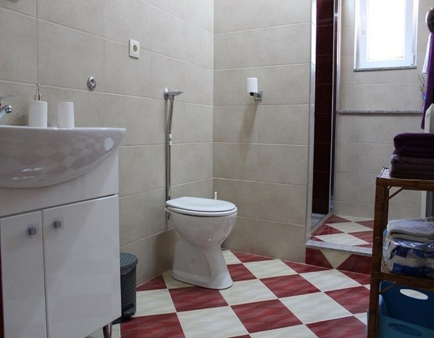 Ein Badezimmer mit Toilette, Waschbecken und Dusche.