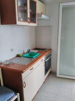 Apartamento (A3) | Cocina privada | Frigorífico, placa de cocina y utensilios de cocina