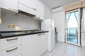 Apartment (A2) | Private kitchen - Apartments Mari (Dugi Rat)