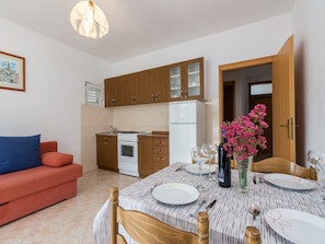 Apartment (A2) | Private kitchen | Fridge, oven, stovetop, dishwasher - Apartments Miranda (Marina)
