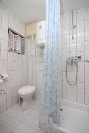 apartman (A1) | Fürdőszoba | Zuhanyzó