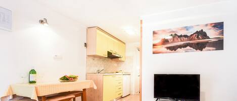 Apartment (A3) | Private kitchen | Fridge, stovetop, electric kettle, cookware/dishes/utensils