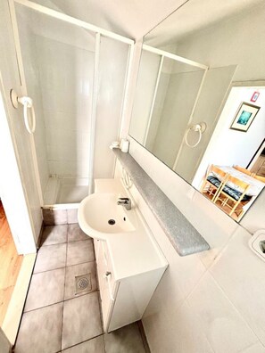 A bathroom with a sink, mirror, and shower. - Apartments Let (Sukosan)