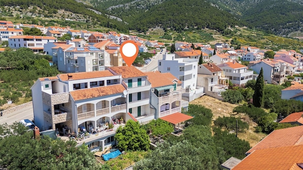 Un barrio residencial con edificios de varios pisos, una piscina y un paisaje montañoso al fondo.