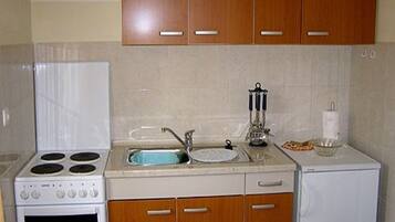 Apartment (A2) | Private kitchen | Fridge, oven, stovetop, cookware/dishes/utensils