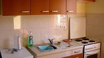 Departamento (A1) | Cocina privada | Refrigerador, horno, parrilla de estufa y utensilios de cocina