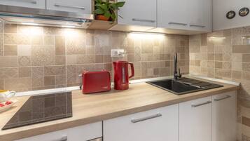 Apartment (A1) | Eigene Küche | Kühlschrank, Mikrowelle, Ofen, Herdplatte