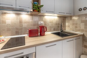 Apartment (A1) | Private kitchen | Fridge, microwave, oven, stovetop - Apartment Ljubav (Makarska)