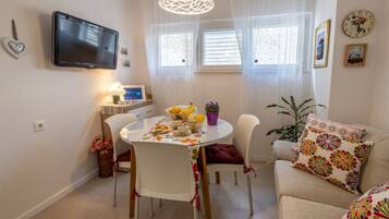 Apartment (A1) | Private kitchen | Fridge, microwave, oven, stovetop