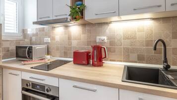 Apartamento (A1) | Cozinha privada | Geladeira, micro-ondas, fogão, cooktop