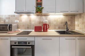 Apartment (A1) | Private kitchen | Fridge, microwave, oven, stovetop - Apartment Ljubav (Makarska)