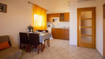 Apartment (A2) | Eigene Küche | Kühlschrank, Mikrowelle, Herdplatte, Wasserkocher