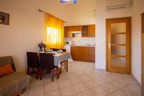 Apartment (A2) | Eigene Küche | Kühlschrank, Mikrowelle, Herdplatte, Wasserkocher