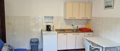 アパートメント (A2) | 専用キッチン | 冷蔵庫、エスプレッソマシン、電気ポット、調理器具と食器