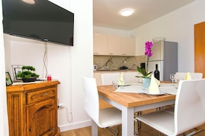 Apartment (A1) | Private kitchen | Fridge, oven, stovetop, cookware/dishes/utensils - Apartments Miljenko (Pasman)