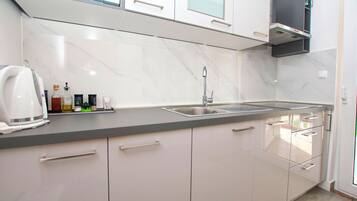 Apartment (A2) | Private kitchen | Fridge, oven, stovetop, cookware/dishes/utensils