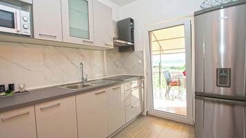 Apartment (A2) | Eigene Küche | Kühlschrank, Ofen, Herdplatte, Kochgeschirr/Geschirr/Besteck