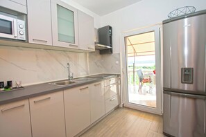 Apartment (A2) | Eigene Küche | Kühlschrank, Ofen, Herdplatte, Kochgeschirr/Geschirr/Besteck