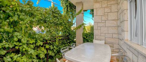 อพาร์ทเมนท์ (A1) | ระเบียง