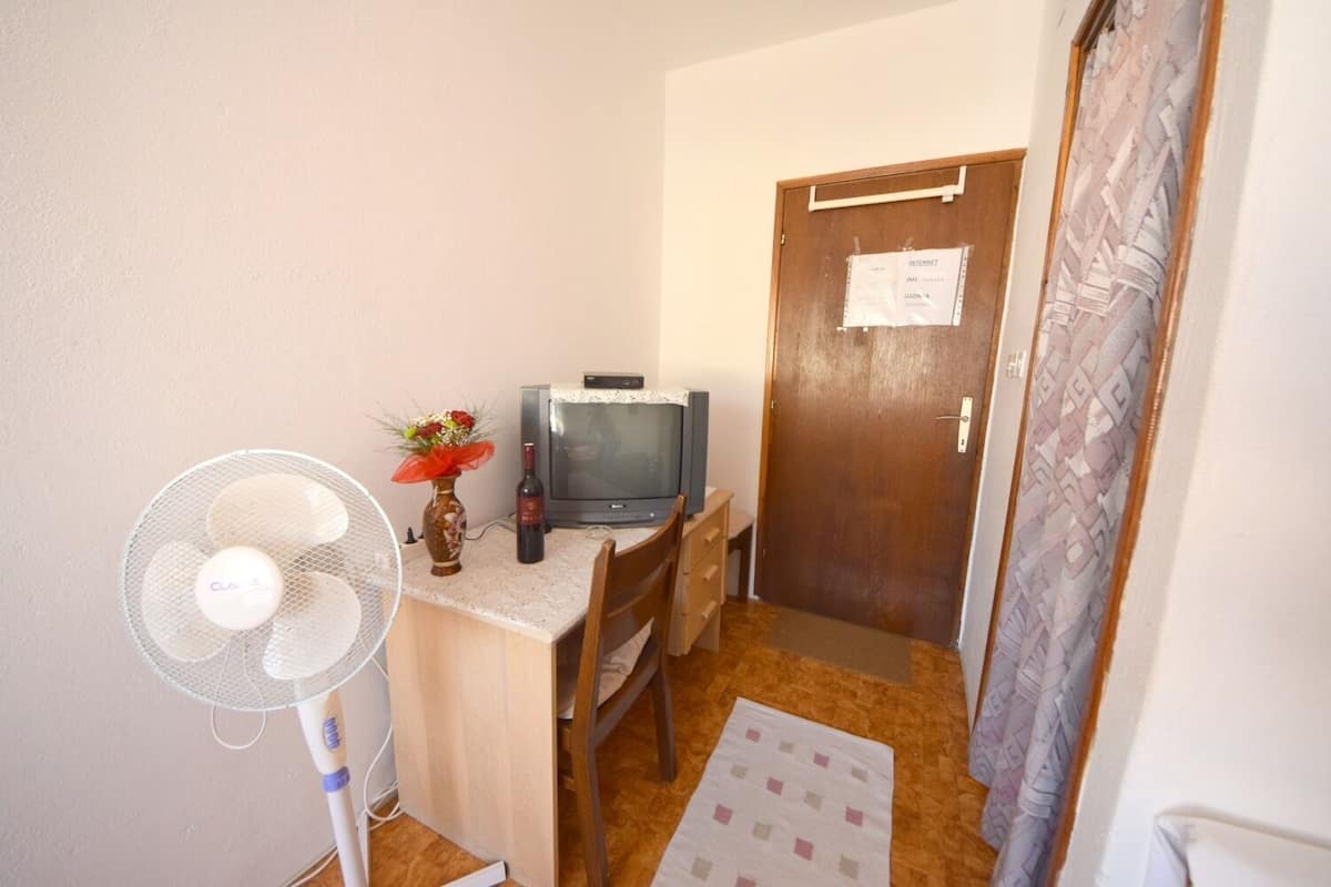Room (S1) | WiFi (free)