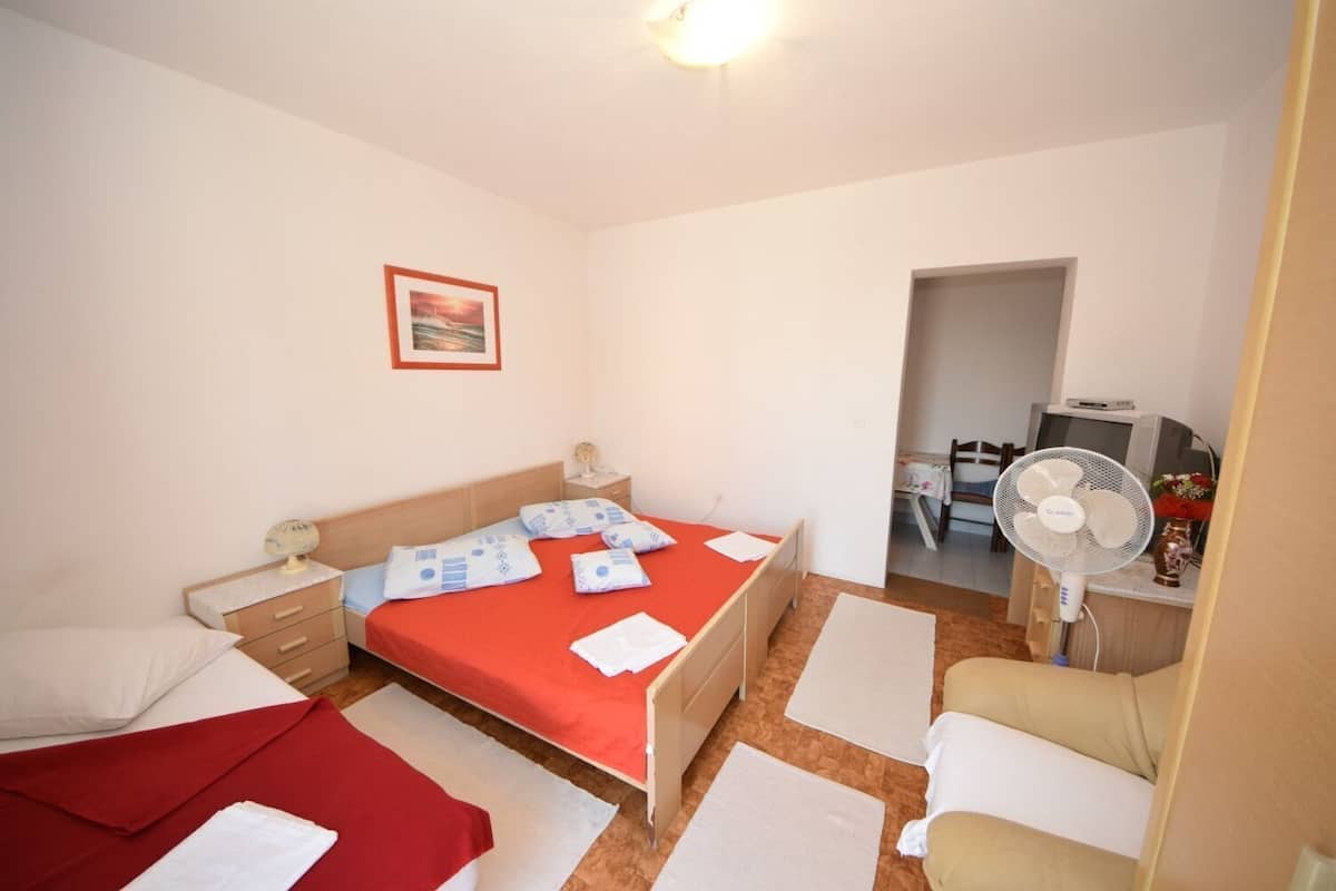 Room (S4) | WiFi (free)