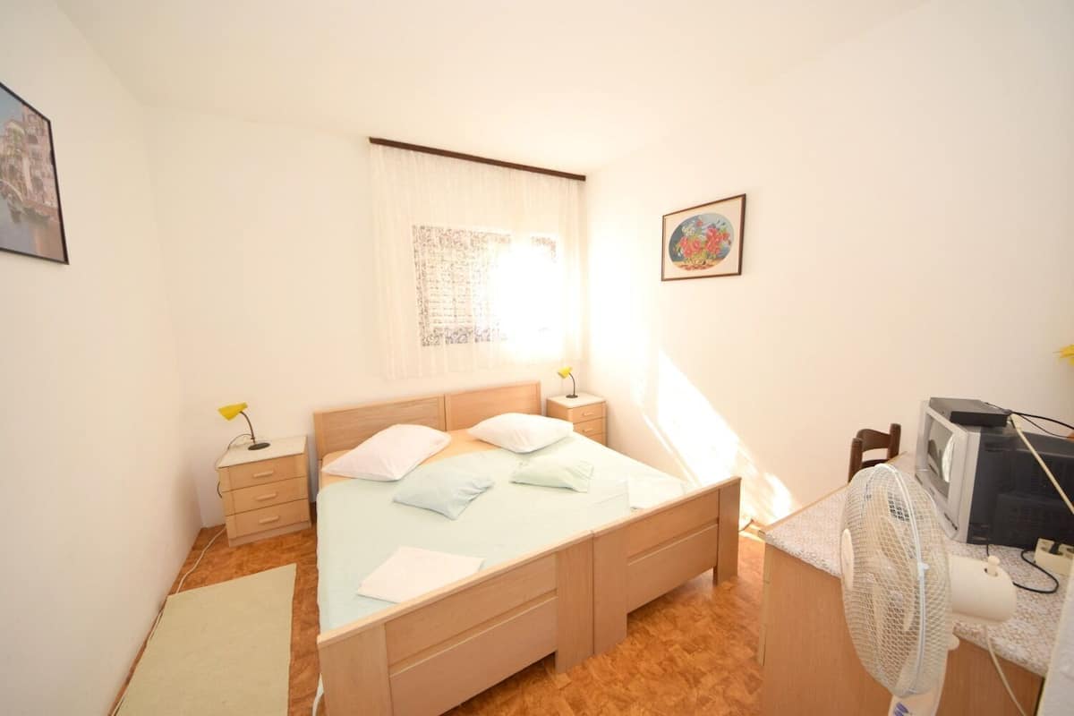 Room (S5) | WiFi (free)