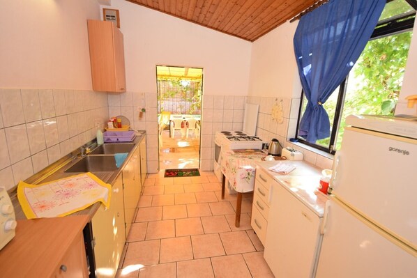 Mini-fridge, stovetop, electric kettle - Rooms Smilje (Orebic)