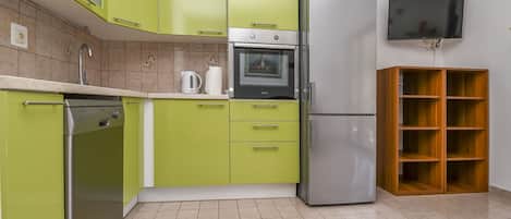 Appartement (A1) | Cuisine privée | Réfrigérateur, four à micro-ondes, un four, surface de cuisson