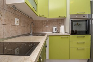 Apartment (A1) | Private kitchen | Fridge, microwave, oven, stovetop