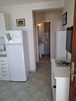 Refrigerador, microondas, placa de cocina, utensilios de cocina